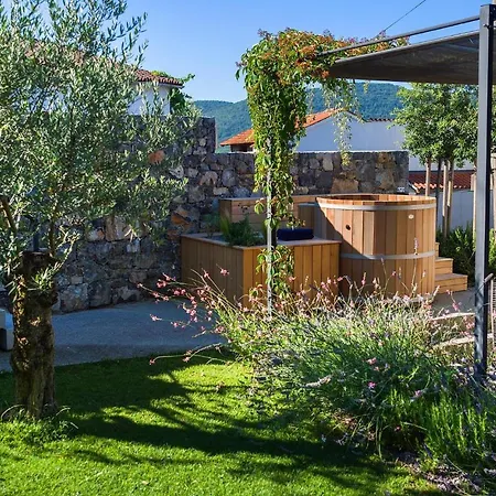 Nice In W/ Jacuzzi And 2 Bedrooms Nyaraló Dutovlje