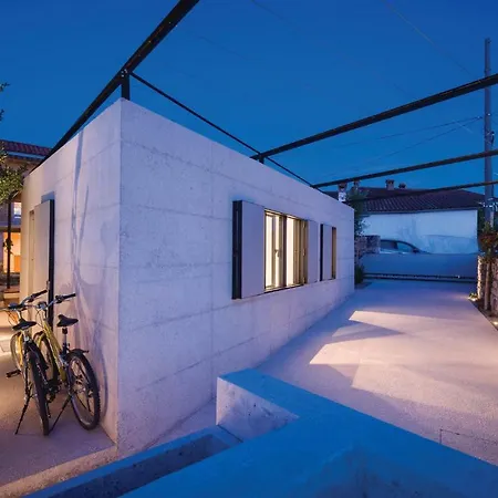 Nice In W/ Jacuzzi And 2 Bedrooms Nyaraló *